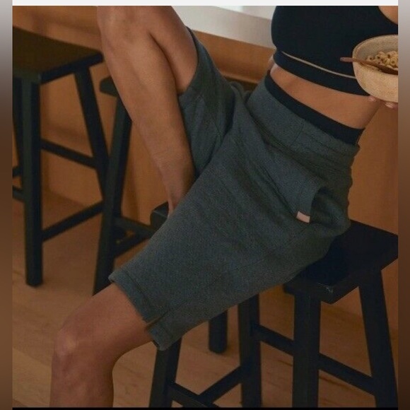 Lunya Restore Double Faced Short Grey. Medium - Picture 2 of 7